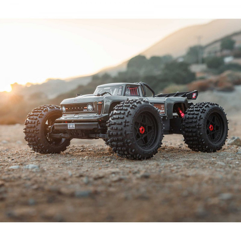 Радиоуправляемый монстр ARRMA 1/10 OUTCAST 4S 4X4 RTR BRUSHLESS STUNT TRUCK, GUN METAL ARA4410V2T3