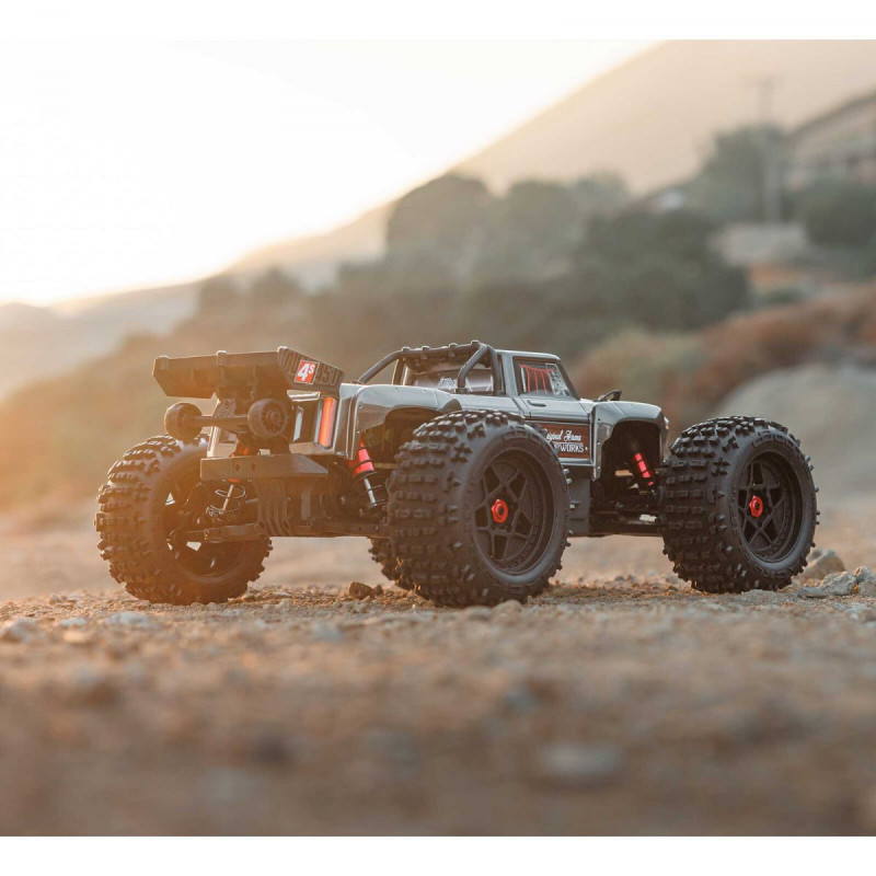 Радиоуправляемый монстр ARRMA 1/10 OUTCAST 4S 4X4 RTR BRUSHLESS STUNT TRUCK, GUN METAL ARA4410V2T3